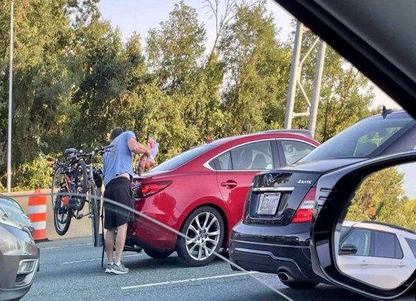 股票配资技巧和方法 美贸易逆差激增, 贸易战现戏剧性一幕